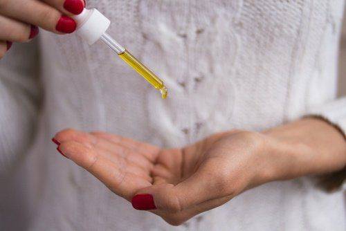 Quel sérum puis-je utiliser pour corriger mon teint et les taches existantes ?